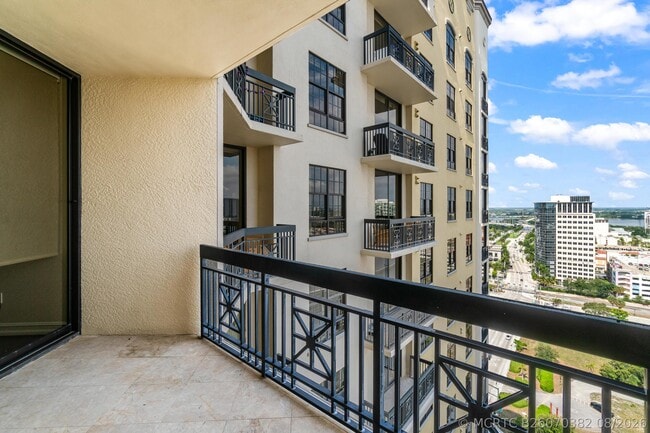 Building Photo - 701 S Olive Ave