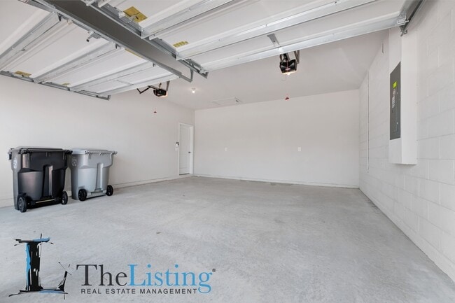 Building Photo - 3685 Kings Canyon Dr