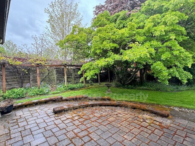 Building Photo - 2350 NW Green Cir