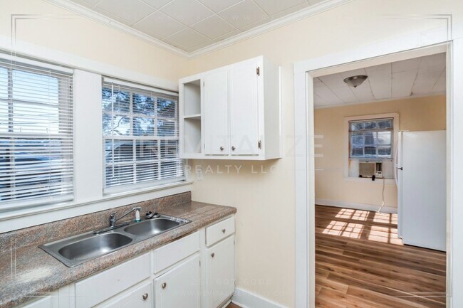 Building Photo - Charming & Low-Maintenance Home