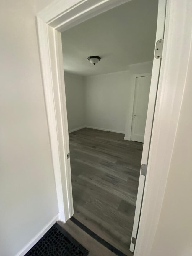 Building Photo - Bright & Inviting 3-Bedroom Home