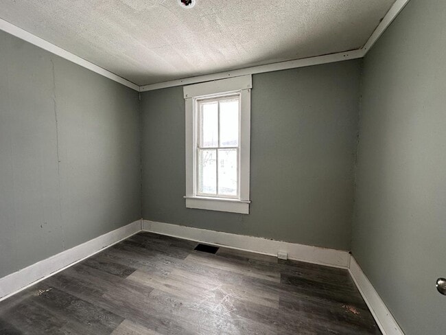 Building Photo - 210 E 7th St