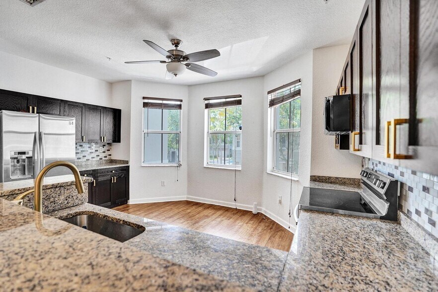 Building Photo - 3911 Shoma Dr