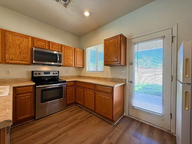Building Photo - "Charming 3-Bed, 2-Bath Oasis with 1,430 Sq Ft in Phoenix's Heart!"