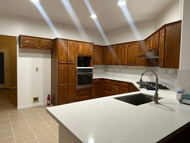 Building Photo - 42263 Valley Vista Dr