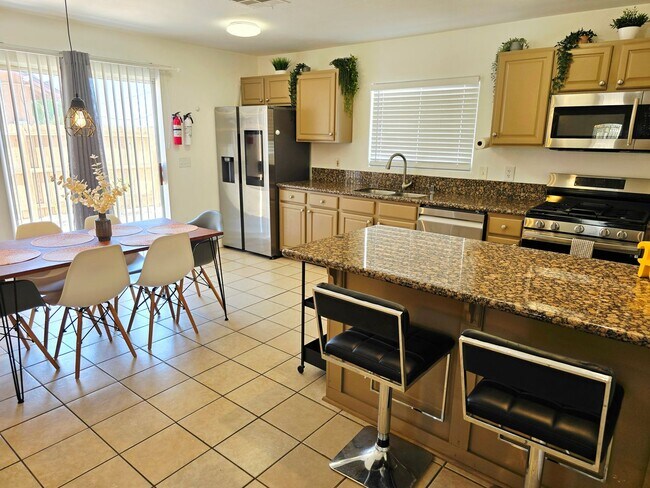 Building Photo - Furnished 3 Bedroom 2 Bathroom Home