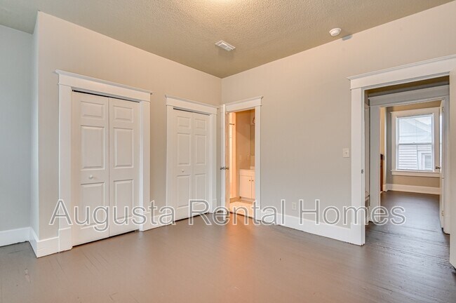 Building Photo - 107 4th St