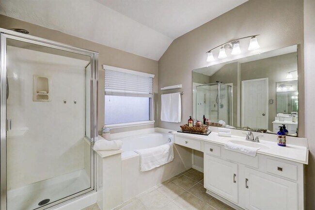Building Photo - 3719 Wild Oak Dr