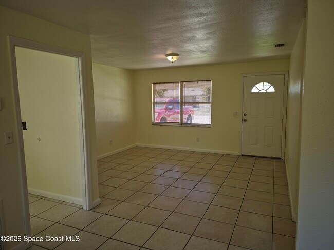 Building Photo - 819 Cedar Dr
