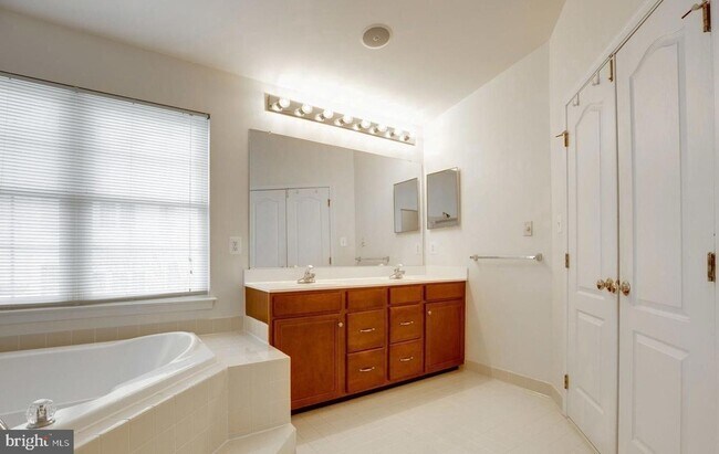 Building Photo - 25859 Kirkwood Square