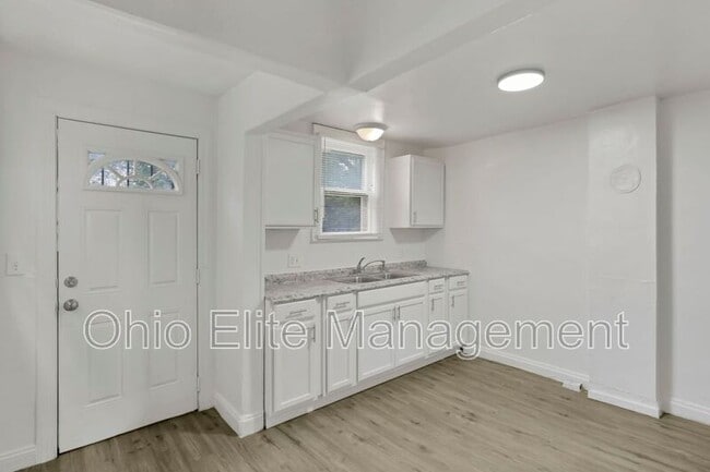 Building Photo - 659 S Burgess Ave
