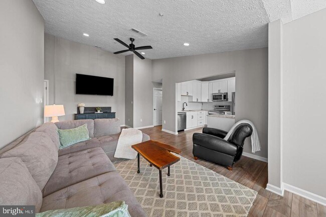 Building Photo - 5601 Avonshire Pl