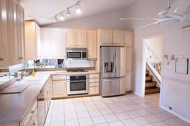 Building Photo - 614 Leamington Ave