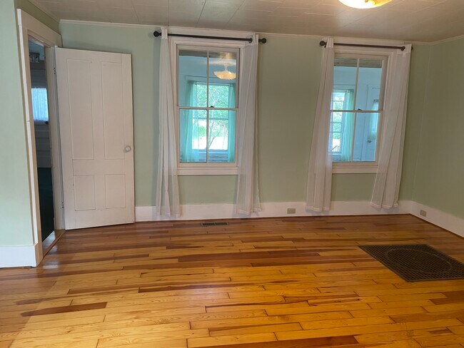 Building Photo - 38 Church St