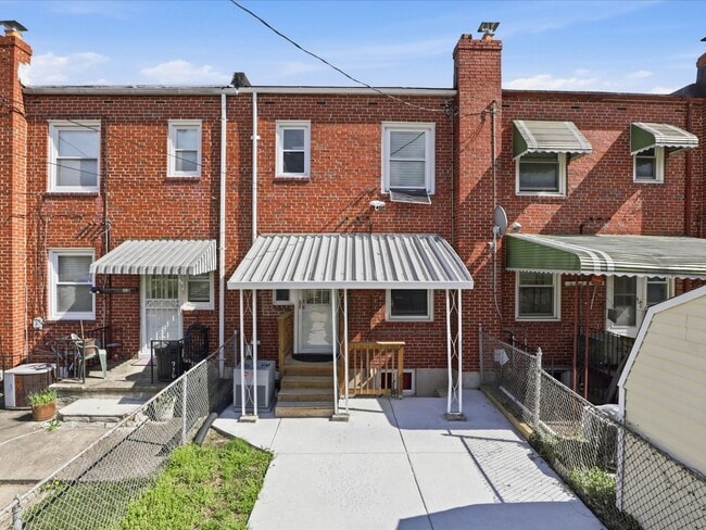 Building Photo - 2BR, 1BA Brick Front Row Home in Yale Heights