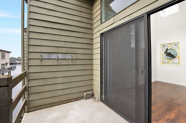 Building Photo - 2 Bedroom Plus Bonus Room in the Heart of Bellevue