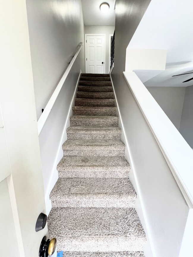 Building Photo - 2 Bedroom 1.5 Bath Townhome