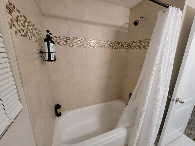 Building Photo - Newly Renovated Townhouse - Pet Friendly!!