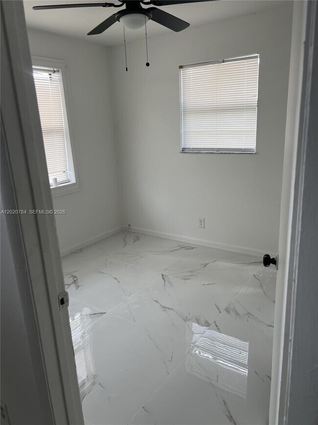 Building Photo - 4809 SW 25th St