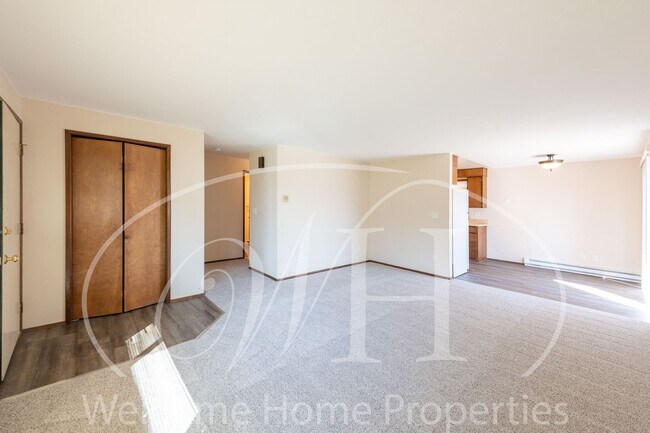 Building Photo - Updated 2 Bedroom Home in Quiet Neighborhood