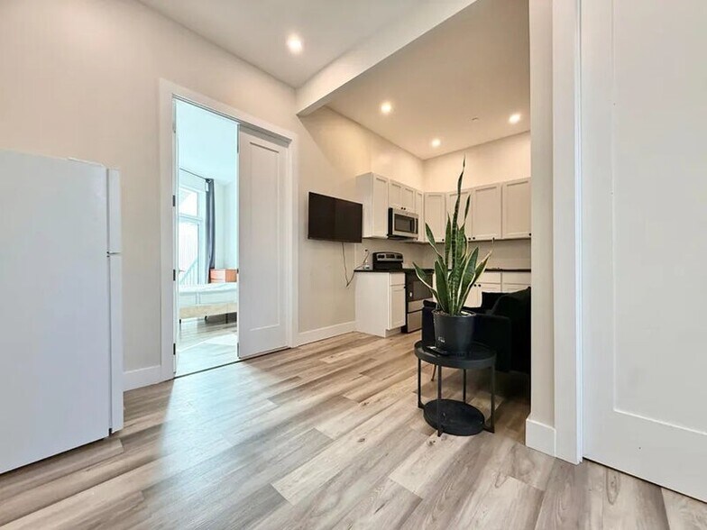 Building Photo - Furnished room/NOT APARTMENT