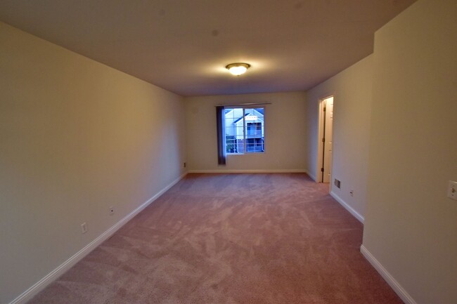 Building Photo - Shelby Twp 2-Bedroom,2-Bath, attached gara...