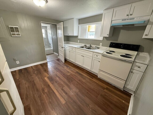 Building Photo - $300 OFF FIRST MONTHS RENT MOVE-IN SPECIAL!!