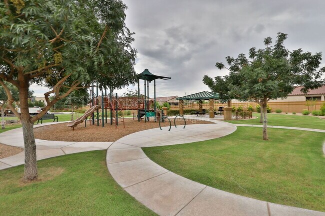 Building Photo - 5216 S 16th Pl