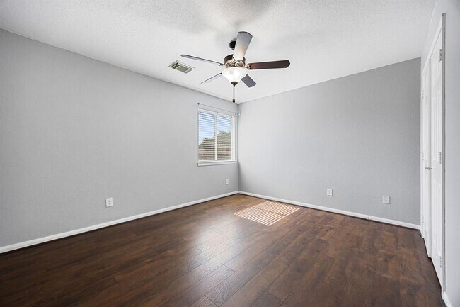 Building Photo - 6403 Applewood Forest Dr