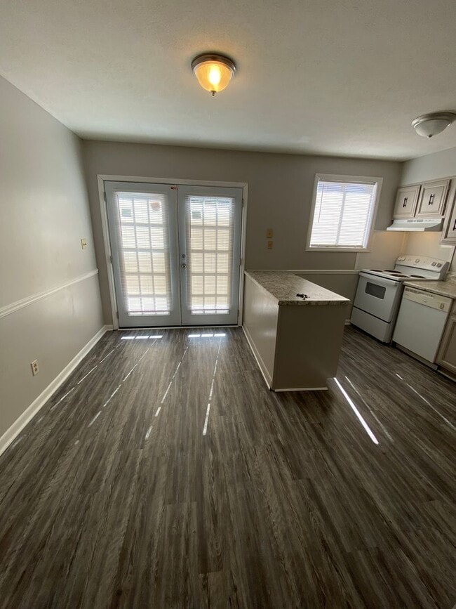 Building Photo - 2Bedroom 1.5Bath - $900 - REDUCED RENT!!