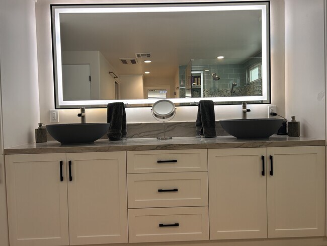 Building Photo - 3740 Ocean Dr