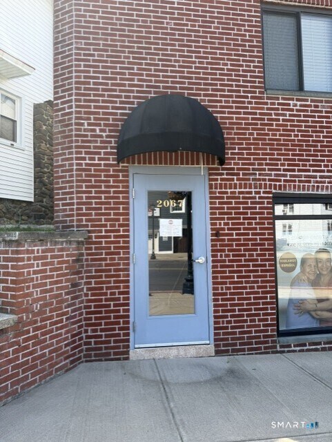 Building Photo - 2067 Barnum Ave