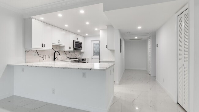 Building Photo - 3000 N Palm Aire Dr