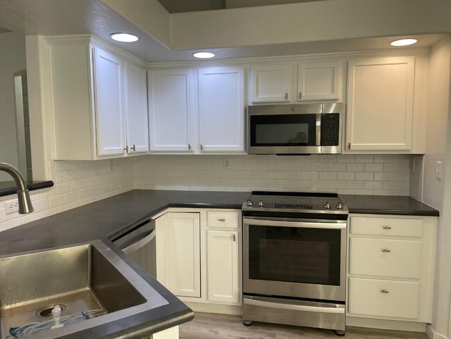 Building Photo - 1327 N Andrew Dr