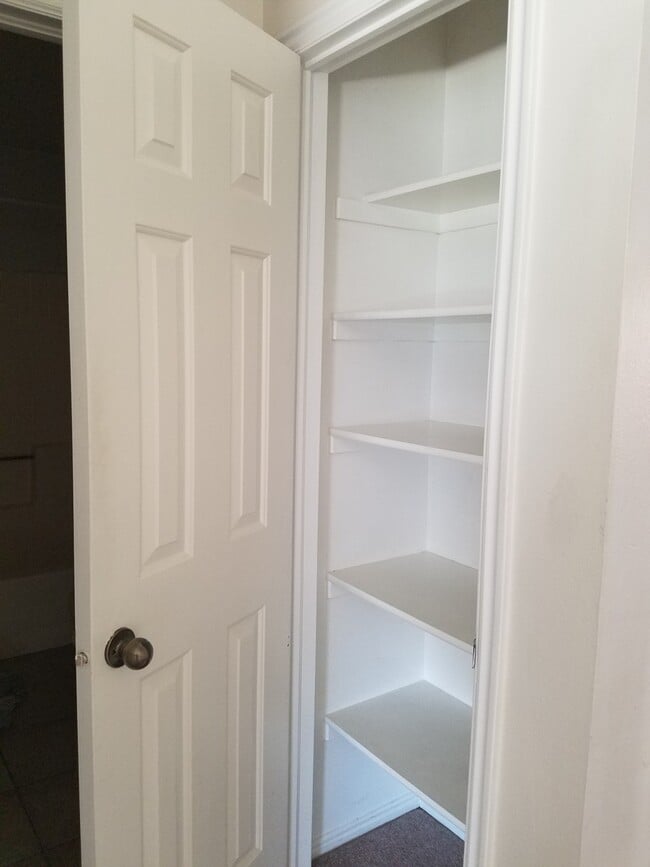 Building Photo - 3 Bed/2 Bath End Unit
