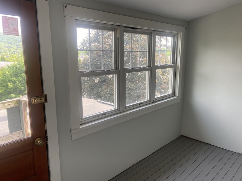 Building Photo - 1108 W 4th St