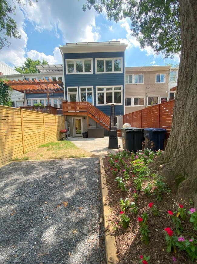 Building Photo - Modern Petworth 2-Bed/Bath with Outdoor Sp...