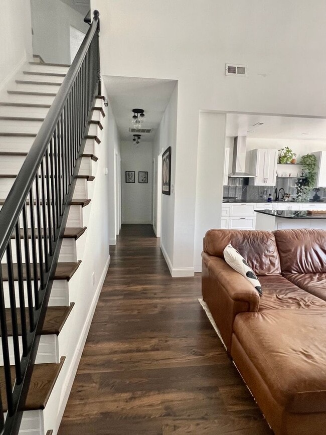 Building Photo - 4BD/2.5BA Gorgeous Home with Fence Backyar...