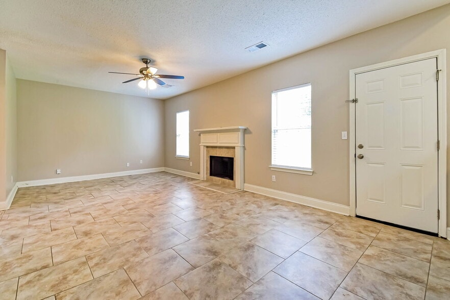 Building Photo - 10635 Misty Meadows Dr