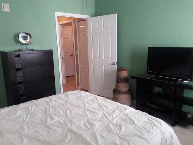 Building Photo - ANNUAL TURNKEY FURNISHED downtown Sarasota in luxury condominium!