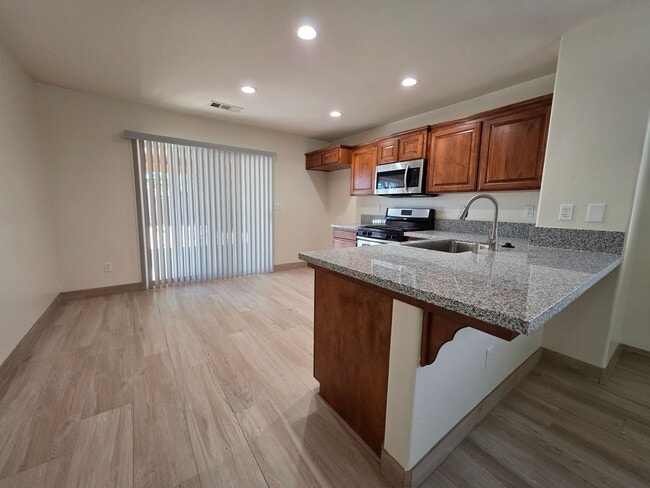 Building Photo - 3 bedroom 2 bathroom in NW Visalia!