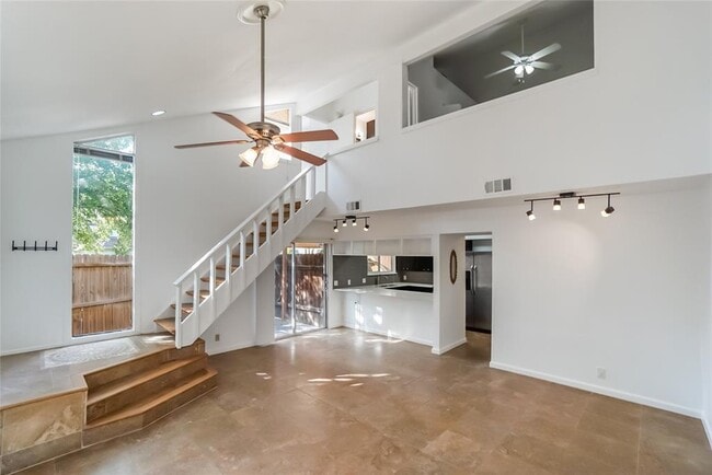 Building Photo - 1122 Hollow Creek Dr