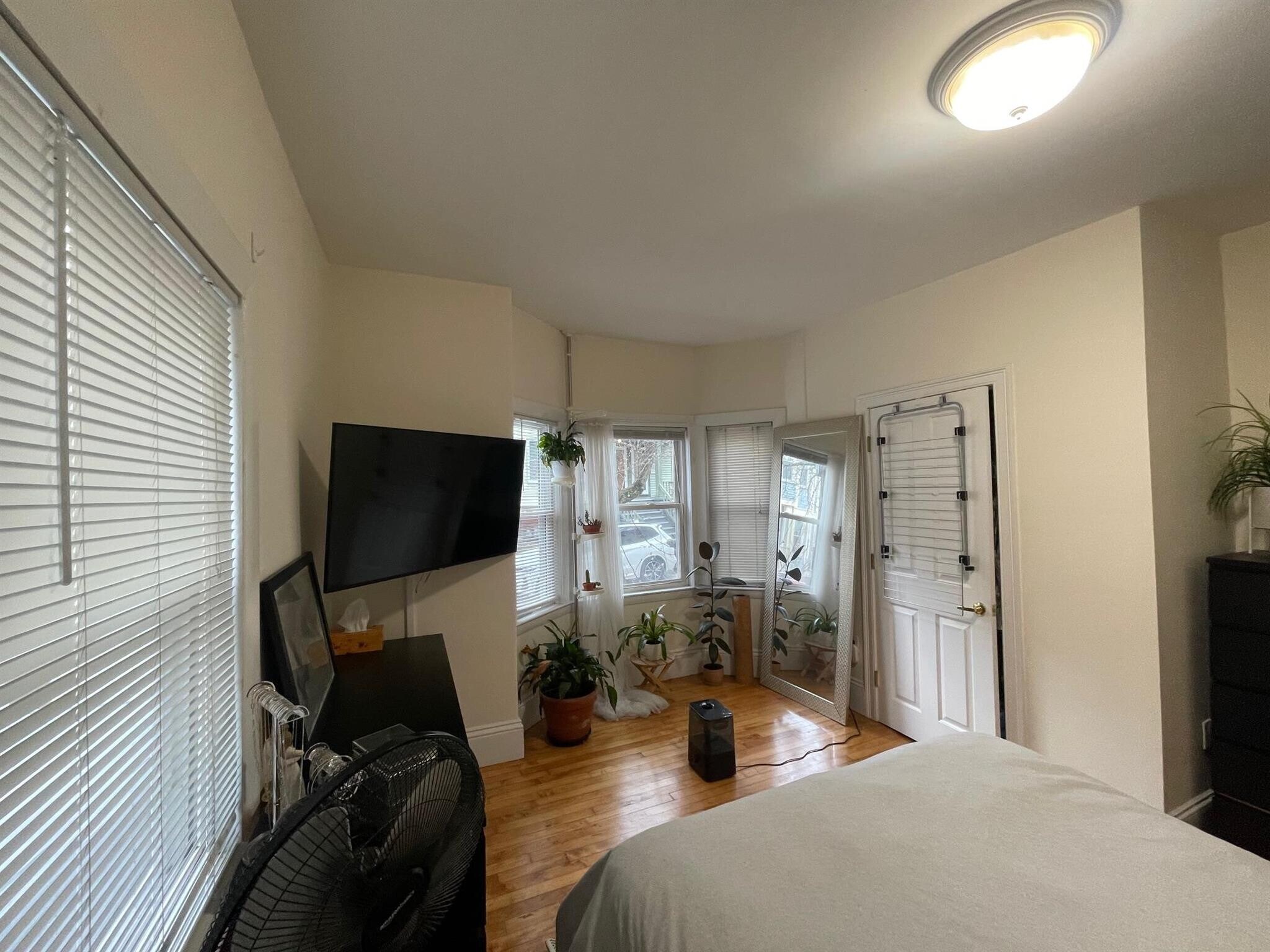 Building Photo - 13 Hall St