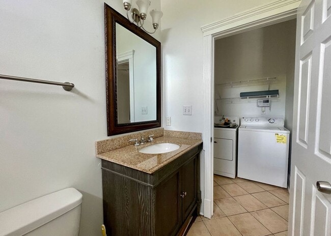 Building Photo - Available 9/1. Gorgeous 2 BR/1 BA Unit in the Historic East Side!