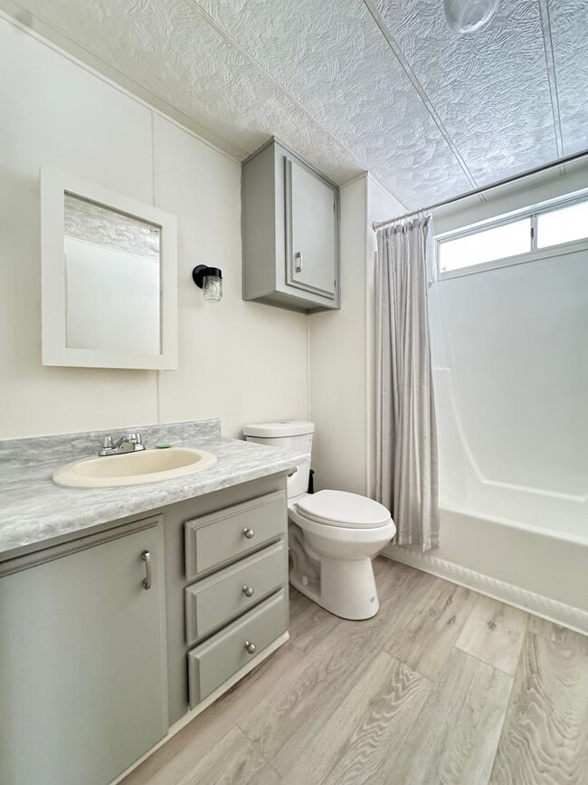 Building Photo - Spacious 2 bedroom