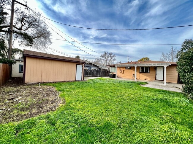 Building Photo - 636 S Tuxedo Ave