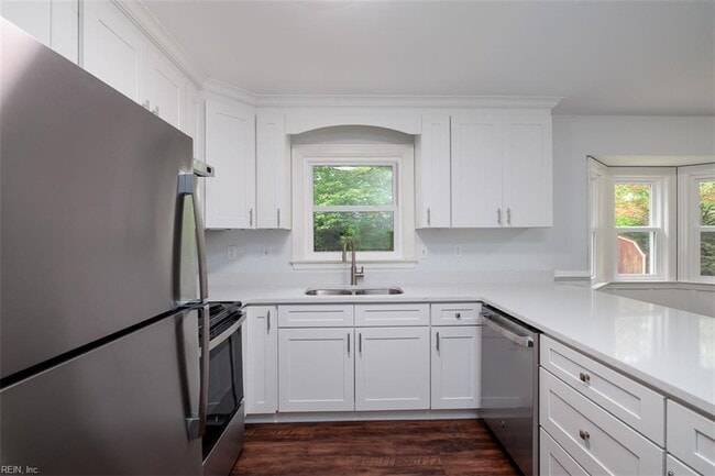 Building Photo - 5525 Greenefield Dr S