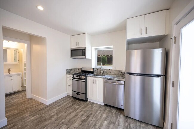 Building Photo - Charming 1-Bed La Jolla Residence with In-Unit Laundry, Carport Parking, and All Utilities Included