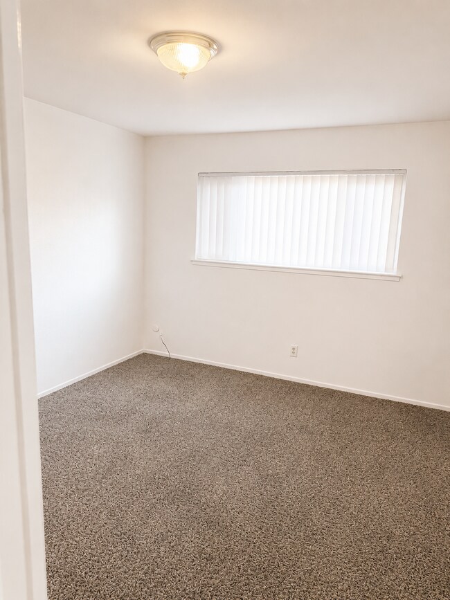 Building Photo - $1595 Moves You In - No August 2026 Rent - Two Bedroom must see! Parking On Site - Laundry On Site