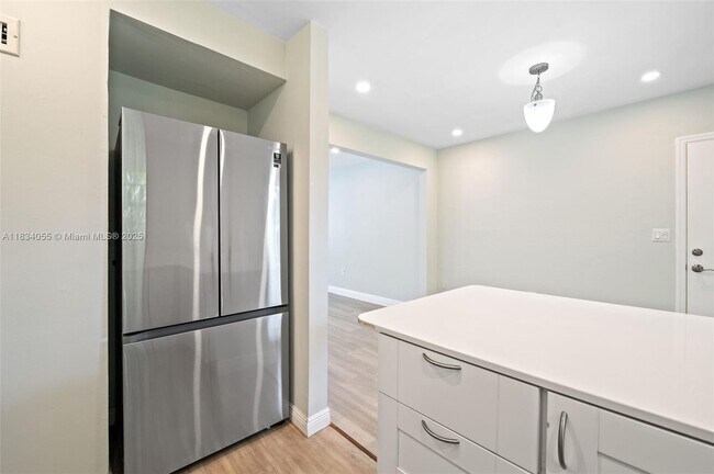 Building Photo - 7865 SW 57th Ave